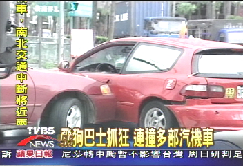 飛狗駕駛抓狂　連撞多部汽機車