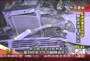 疑超速失控 轎車撞斷消防栓