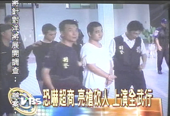 恐嚇超商 亮槍砍人 上演全武行