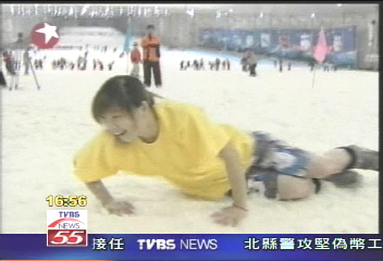 全身髒兮兮 泥巴浴美容又消暑