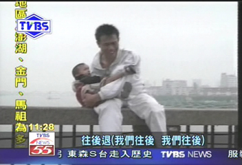 〈獨家〉抱男嬰跳河　驚險搶救60分鐘