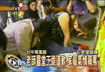 向男童上香！園長老師哭跪靈堂
