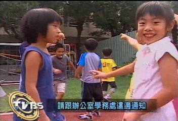 台灣獼猴闖校園　小學生樂開懷