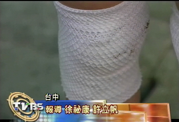女童跪坐聽課　校方狡辯離譜不一