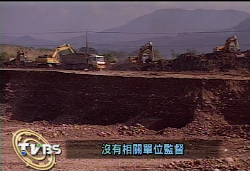 超挖砂石　農地成4樓大坑　居民怒