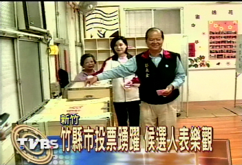 朱立倫鄭寶清偕妻投票　輕鬆面對