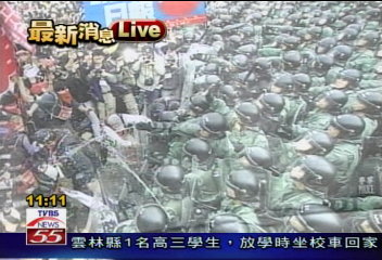 港警毆人照曝光　再控不人道待遇