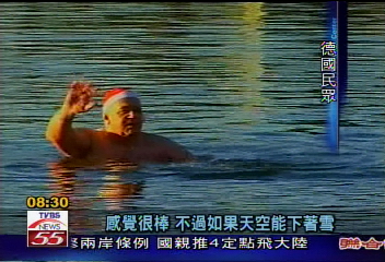 慶聖誕　民眾不畏寒跳湖裸泳