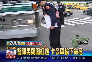智障男疑闖紅燈 卡公車輪下命危