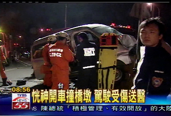 恍神開車撞橋墩　駕駛受傷送醫
