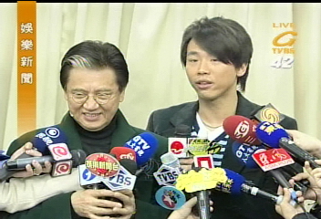 陶大偉舞台劇即將公演　陶喆探班打氣