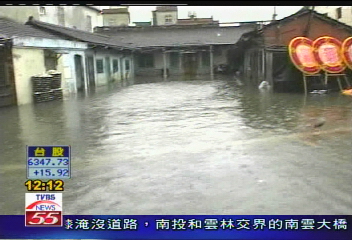 豪雨釀災/雲林一國小淹大水 師生急撤離