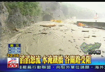豪雨釀災/滔滔怒流水淹鐵橋 谷關路受阻