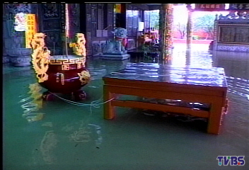 豪雨釀災/水淹普奄寺 香爐供桌全遭殃