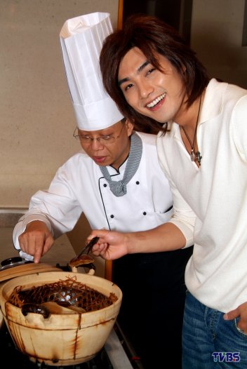 小嫻、小美享受上流生活　魚翅「剔牙」用