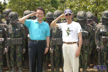 101高峰會／李四端頂著37度豔陽　揮汗被雕刻藝術家朱銘操兵