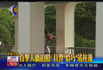 〈獨家〉直擊天橋拍照!員警「恰巧」站柱後