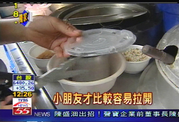 吊食餵童/〈獨家〉不知女童已安置 攤販吊桶送食物