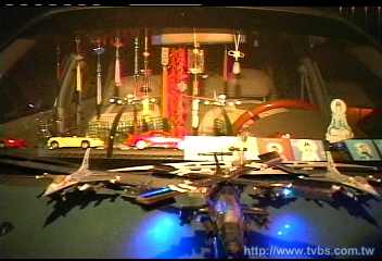 〈獨家〉超炫！百架模型飛機　全黏上車