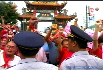 總統鹿谷吃飯 紅衫民眾夾道開罵
