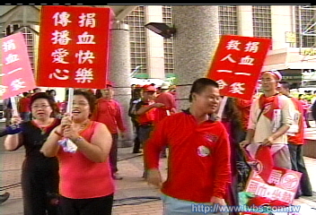 「捐血救人」 民眾忙倒扁 捐血站冷