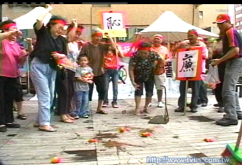 砸番茄倒扁 台中反貪腐公投連署
