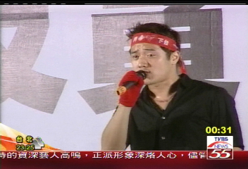 台中紅衫軍超熱情 合照不忘獻吻