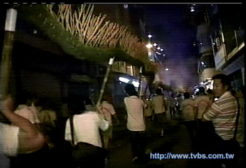 香港中秋傳統舞火龍 旅客慕名來
