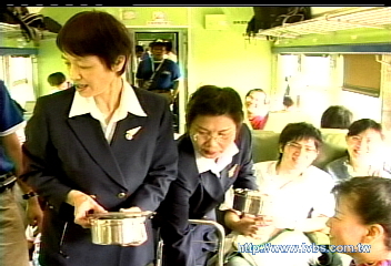 光華小姐重現風華 服務鐵路旅客