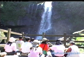 雲潭瀑布水豐　民眾吸負離子練功