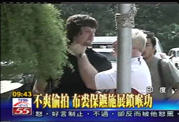 不爽偷拍！　布裘保鑣施展鎖喉功