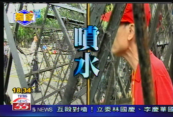 就是你！水槍噴顏料　攀爬拒馬難逃