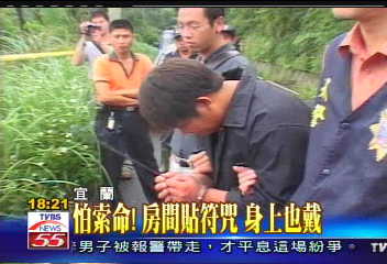 怕索命！房間貼符咒　身上也戴