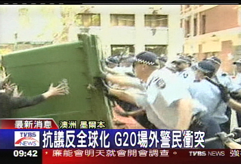 G20場外抗議　丟擲垃圾車當武器