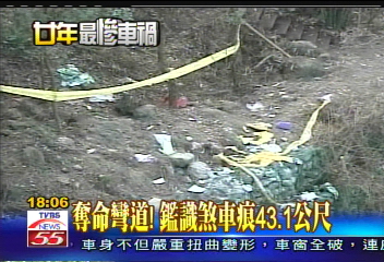 遊覽翻車/衝破邊坡飛行35公尺 車體墜河床