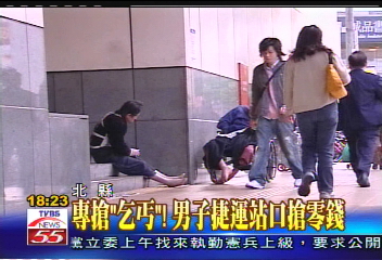 〈獨家〉專搶「乞丐」！　男子捷運站口搶零錢