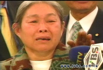 存款僅剩9元 施明德前妻下跪哭訴