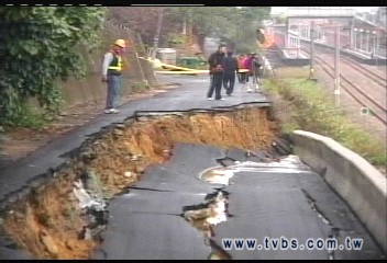 路塌擠壓 台鐵苗栗鐵軌變S形