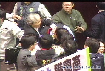 休會前一天 立院殿堂變相撲舞台