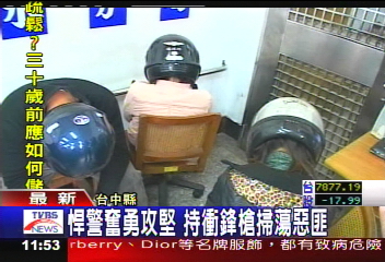 悍警奮勇攻堅 持衝鋒槍掃蕩惡匪