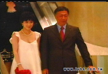 台銘「嘉」人/「嘉玲呢?」郭台銘回望 2次欲牽手