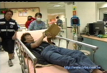 板上鐵釘穿掌 男子緊抓木板就醫