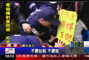警粗暴扯義肢 樂生病患驗傷控訴