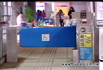 踹捷運閘門一腳　台銀專員罰6萬
