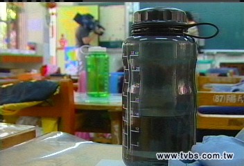 水壺被摻粉筆灰 小六學生打110