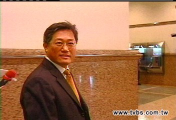 交保後首度露面 李焜耀跑給媒體追