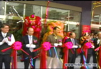 新量販店開幕 附近商家猛促銷