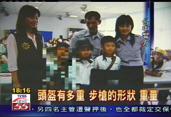 警局校外觀摩 小二生拿真槍拍照