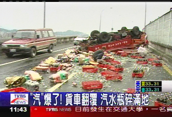 「汽」爆了！貨車翻覆　汽水瓶碎滿地