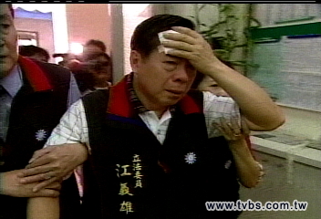 為中選組織法混戰 藍綠立委掛彩
